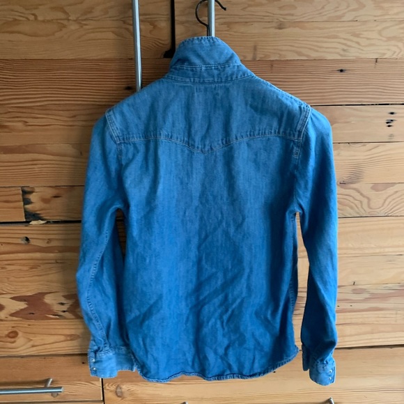 Levi’s Denim snap front long sleeve shirt. - Picture 3 of 8
